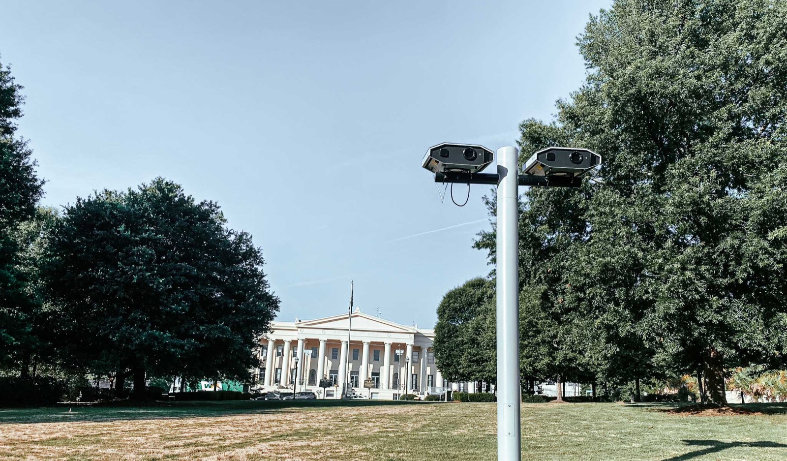 Urban Pole multi-projector mounting system